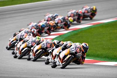 Ganz enge Kiste: der Red Bull MotoGP Rookies Cup