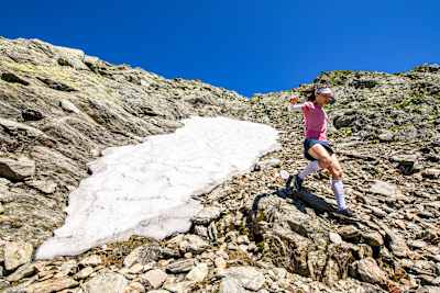 Denisa Dragomir, campioana europeană la Skyrunning, a cucerit trei vârfuri de peste 2.500m din Masivul Făgăraș, într-un timp record de 1 oră și 52 de minute.