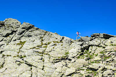 Denisa Dragomir, campioana europeană la Skyrunning, a cucerit trei vârfuri de peste 2.500m din Masivul Făgăraș, într-un timp record de 1 oră și 52 de minute.