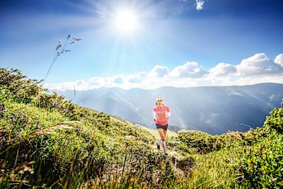 Denisa Dragomir, campioana europeană la Skyrunning, a cucerit trei vârfuri de peste 2.500m din Masivul Făgăraș, într-un timp record de 1 oră și 52 de minute.