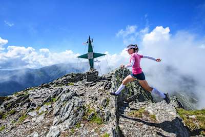 Denisa Dragomir, campioana europeană la Skyrunning, a cucerit trei vârfuri de peste 2.500m din Masivul Făgăraș, într-un timp record de 1 oră și 52 de minute.
