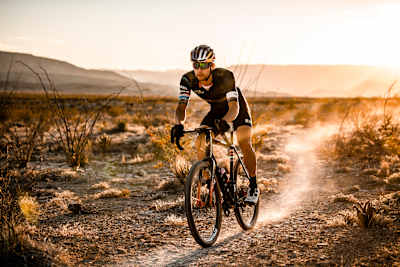 Colin Strickland mit seinem Gravelbike auf den Lajitas Airport Trails in der Nähe von Terlingua.