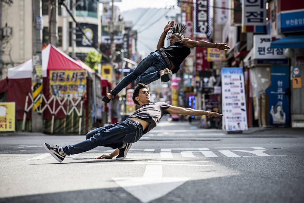 Cloud e Neguin se apresentam nas ruas de Bucheon, na Coréia do Sul (23 de setembro de 2017)