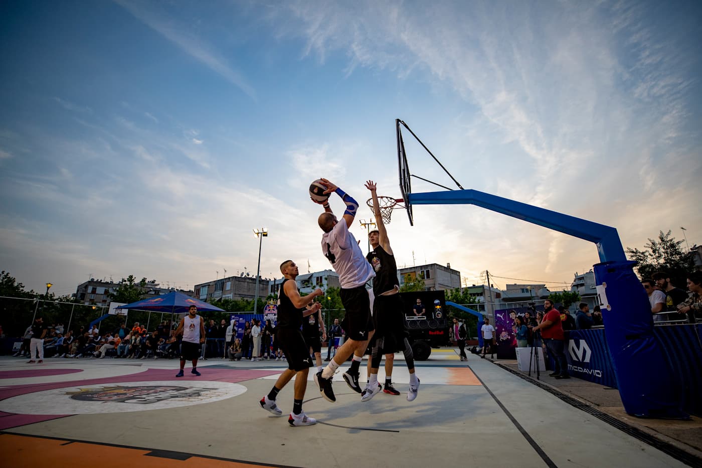 Учасники під час відбіркового турніру Red Bull Half Court в Афінах, Греція, 1 травня 2022 року.