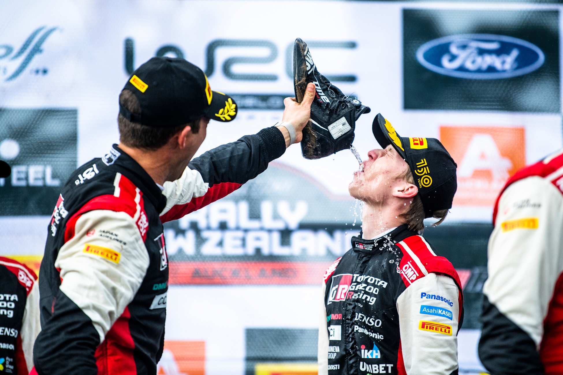 Калле Рованпера з команди Toyota Gazoo Racing святкує на подіумі після завоювання свого першого титулу чемпіона світу з ралі FIA в Окленді, Нова Зеландія.