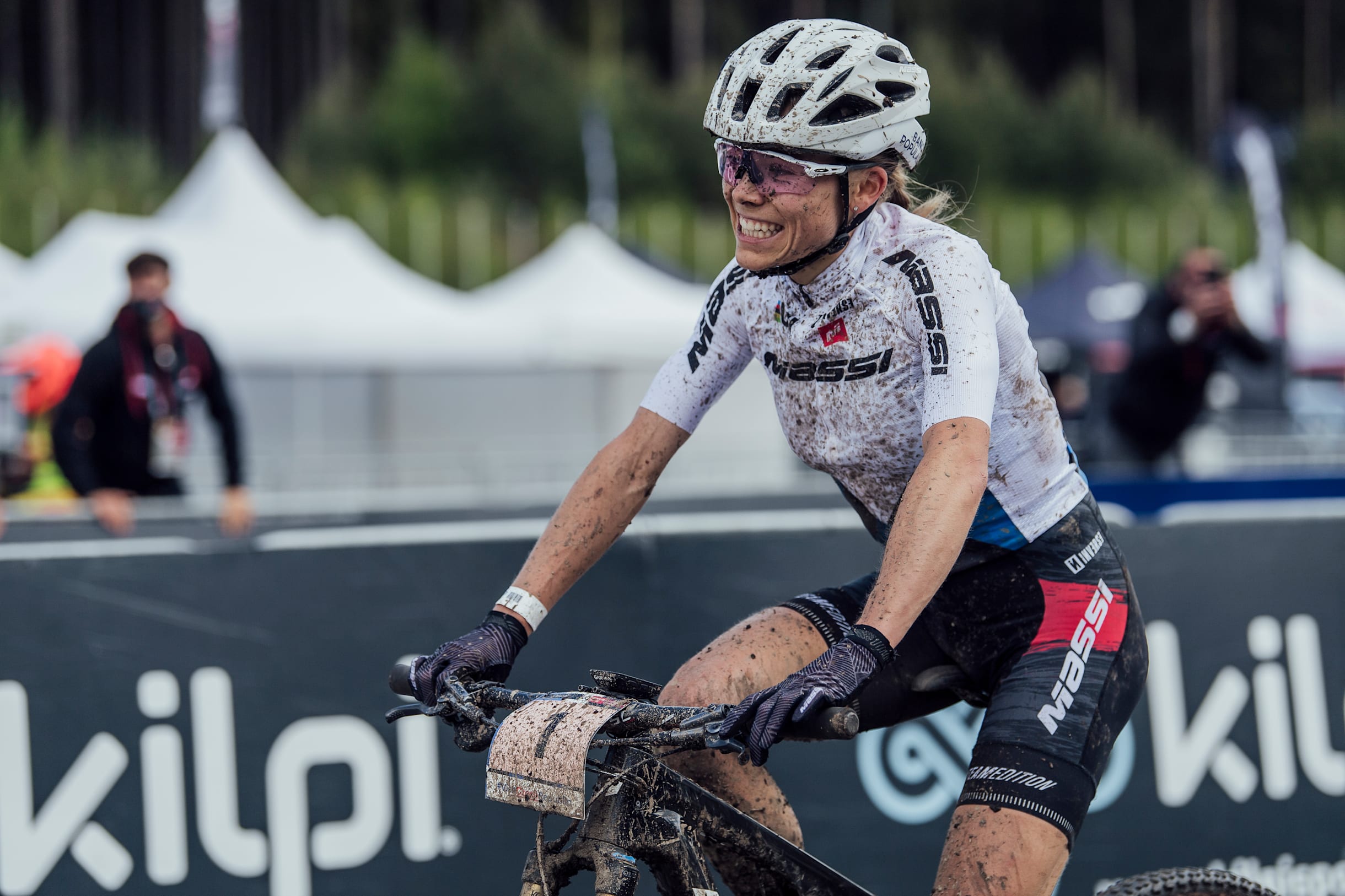 Loana Lecomte durante el UCI XCO en Nove Mesto na Morave, República Checa, el 16 de mayo de 2021.