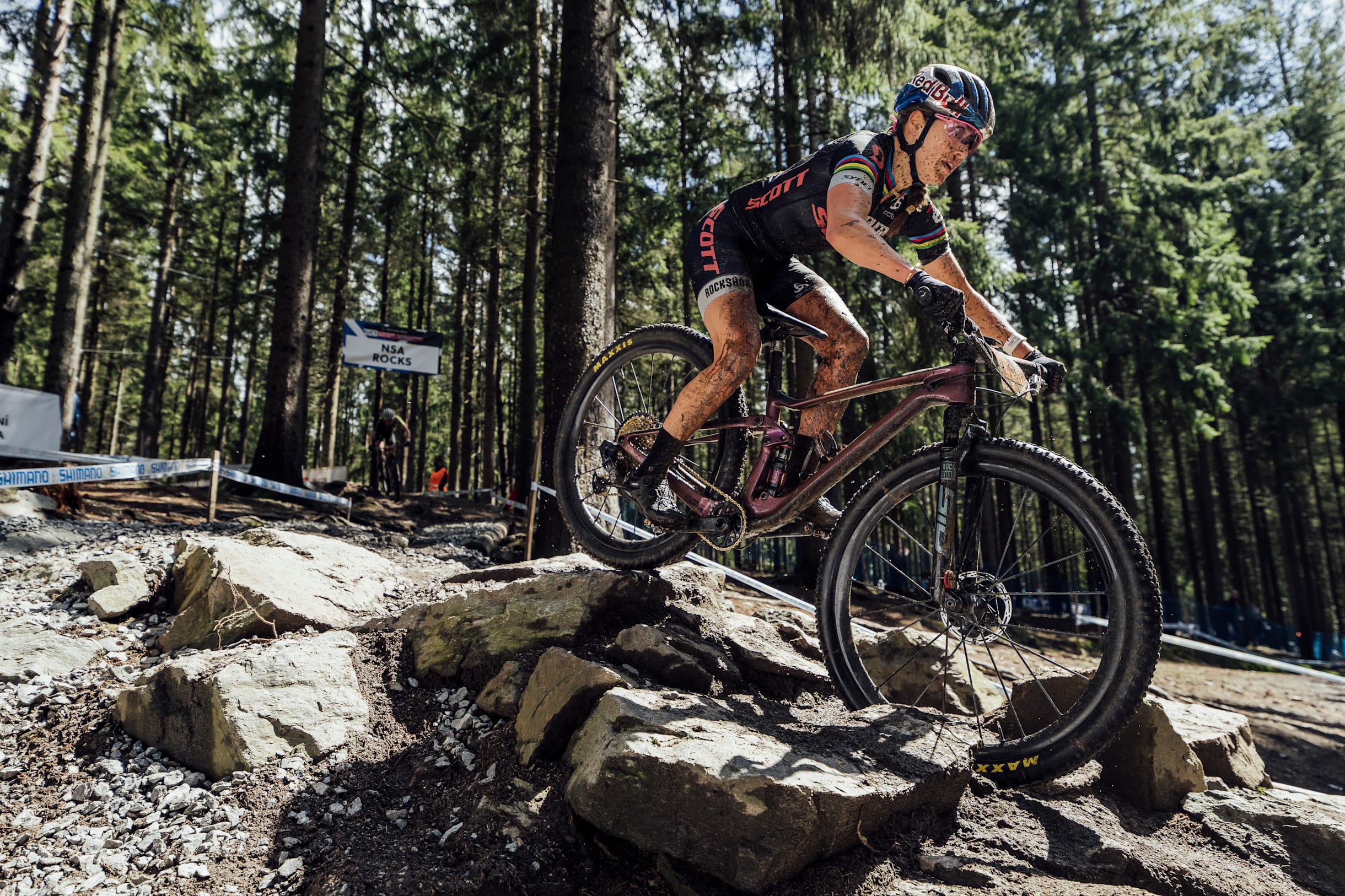 Kate Courtney durante el UCI XCO en Nove Mesto na Morave, República Checa, el 16 de mayo de 2021.