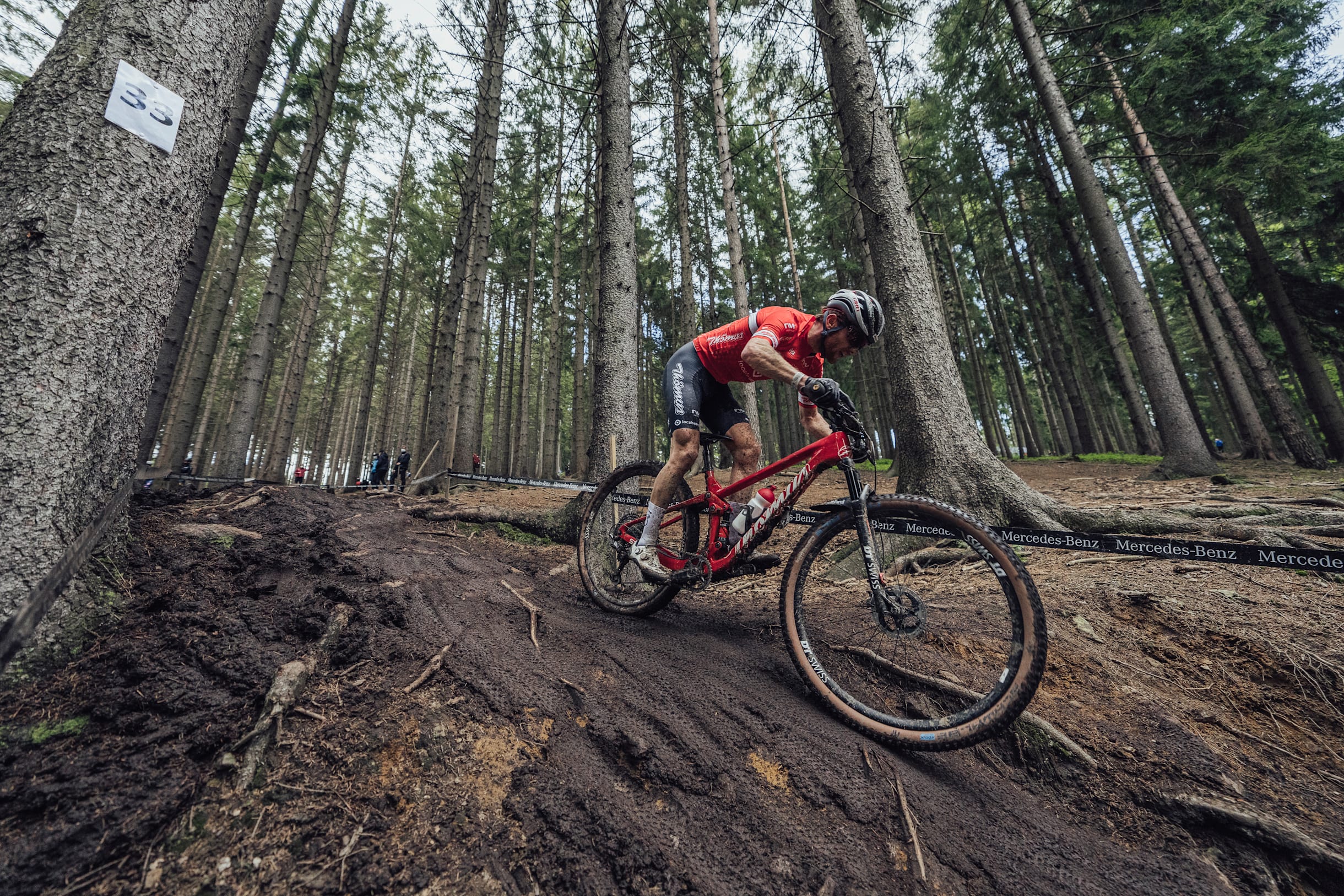 Mathias Flückiger en acción en la carrera de la Copa del Mundo UCI XCO en Nove Mesto, República Checa, el 16 de mayo de 2021.