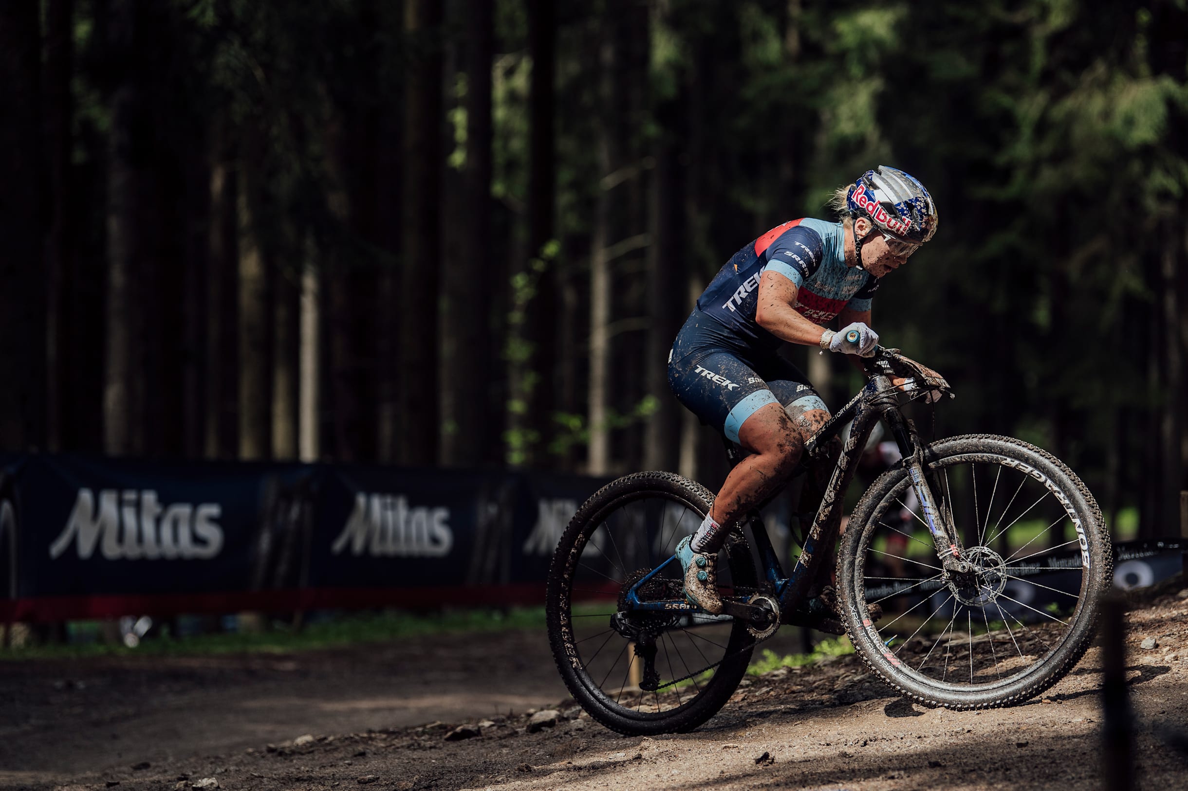 Evie Richards durante el UCI XCO en Nove Mesto na Morave, República Checa, el 16 de mayo de 2021.