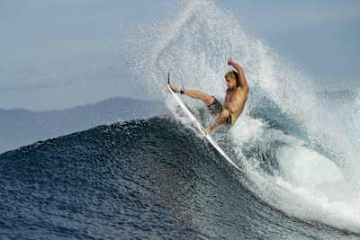 Mick Fanning surfe une vague à Lakey Peak en 2013.