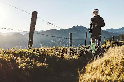 Ultrarunner Florian Neuschwander beim Laufen in den österreichischen Bergen.