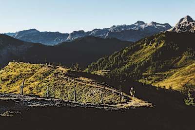 Panorama-Foto von Ultrarunner Florian Neuschwander beim Laufen in den österreichischen Bergen.