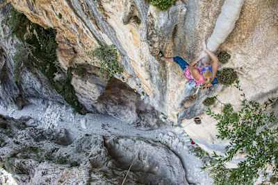La grimpeuse américaine Sasha DiGiulian escalade une voie pour la première fois au Brésil.