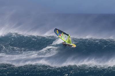 Windsurf : Jason Polakow, windsurfeur pro, en session sur une des vagues géantes de Maui, à Hawaii.