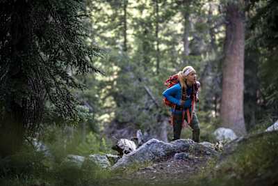 Caminata por senderos en el Parque Nacional Yosemite en California, EE.UU.