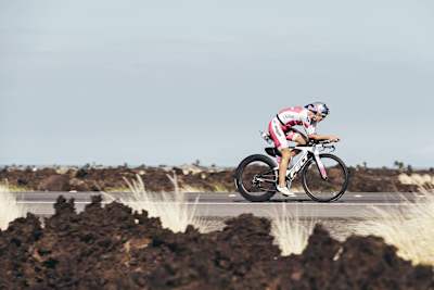 Daniela Ryf chasing Daniela down Queen K in the IRONMAN World Championship.