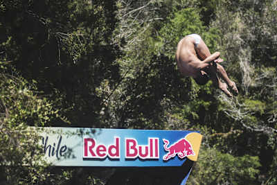 Jonathan Paredes ejecutando un salto.