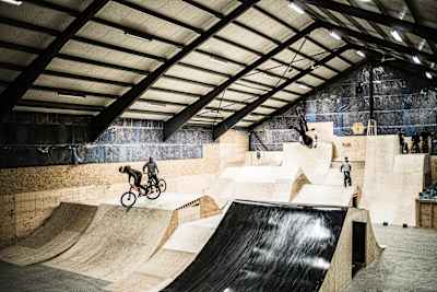 Students from the Bike High School Hagströmska Cykelgymnasium riding at Robbans BMX & Skatehall in 2018.