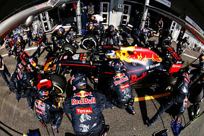 Daniel Ricciardo driving the Red Bull Racing Red Bull-TAG Heuer RB12 makes a pit stop for new tyres during the F1 GP of Belgium at Circuit de Spa-Francorchamps on August 28, 2016 in Spa, Belgium.