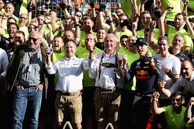 Photo de Max Verstappen avec toute l'équipe de l'écurie de Formule 1 Red Bull Racing à Spielberg.