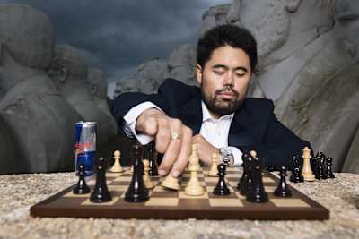 Hikaru Nakamura 21 oktyabr 2016-cı ildə ABŞ-ın Virciniya ştatının Vilyamsberq şəhərində yerləşən ABŞ Prezidentlərinin heykəlləri arasında ayaqüstə şahmat oynayır.         