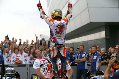 Marc Márquez celebra su título de Campeón del Mundo 2014 durante el Gran Premio de Motociclismo en Tochigi, Japón, el 12 de octubre de 2014.