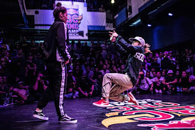 Ami na zemi ukazuje prstom na Kate počas Red Bull BC One 2018.