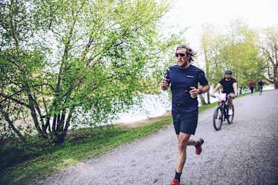 Atleta corre na Wings for Life World Run, Suécia