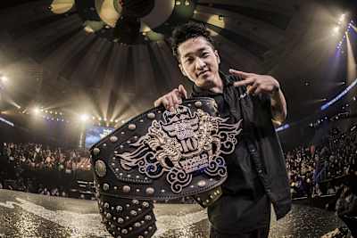 Hong 10 muestra el cinturón del campeón.