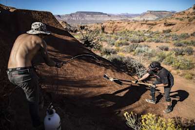 Ekipa budowniczych w trakcie przygotowań do Red Bull Rampage