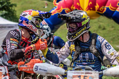 Salutul câștigătorilor locurilor II și III, în ziua 3 de Off-road, Red Bull Romaniacs 2019