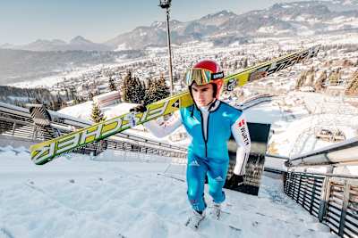 Vinzenz Geiger auf dem Weg zur Spitze der Skisprungschanze