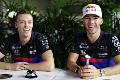 Daniil Kvyat y Pierre Gasly, de la Scuderia Toro Rosso, se ríen en el paddock durante el Gran Premio de F1 de Singapur, en el circuito urbano de Marina Bay, el 19 de septiembre de 2019 en Singapur.