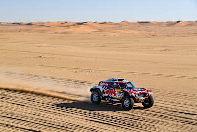 ريد بُل "دزرت وينغز" تستعد خلال استراحة الرياض لمراحل مصيرية في داكار