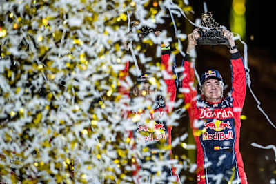 Una foto de Carlos Sainz celebrando su victoria en el Rally Dakar 2020, Raids