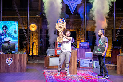 Una foto de Kazing celebrando su victoria de Red Bull Solo Q en Estambul, Turquía.