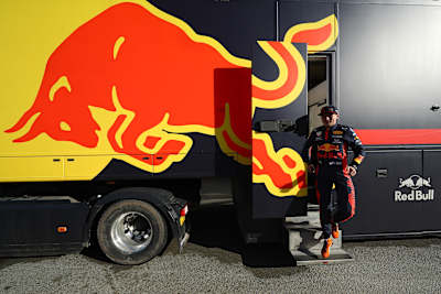Max Verstappen sale del motorhome de Red Bull Racing en el Circuito de Zandvoort en 2020.
