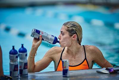 La triatleta Lucy Charles-Barclay se hidrata después de un entrenamiento.