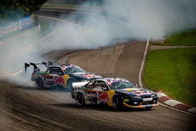 Elías y Johannes Hountondji en acción durante el Campeonato Europeo de Drift Masters en Riga, Letonia, el 14 de agosto de 2020.