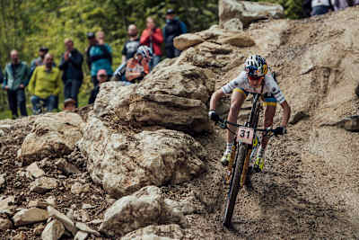 Yana Belomoina en acción durante la Copa del Mundo UCI de XCO en Albstadt, Alemania, el 19 de mayo de 2019.