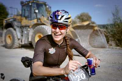 Telemark-Skifahrerin Johanna Holzmann posiert bei Red Bull Radical für ein Porträt-Foto auf ihrem Mountainbike.