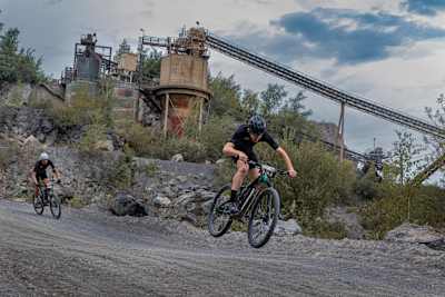 Markus Schulte-Lünzum und Sebastian Mordmüller geben auf einer Bergab-Passage bei Red Bull Radical Vollgas.