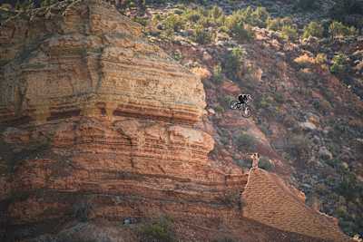 Reed Boggs s’élance sur le Goblin Drop lors du Red Bull Rampage 2021.