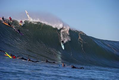 파도는 피크에 가까운 한 사람의 것
