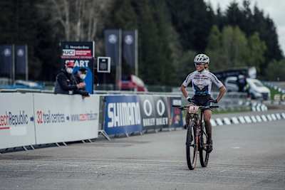 Loana Lecomte durante el UCI XCO en Nove Mesto na Morave, República Checa, el 16 de mayo de 2021.