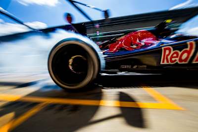 Boksująca opona bolidu F1 na torze Barcelona-Catalunya