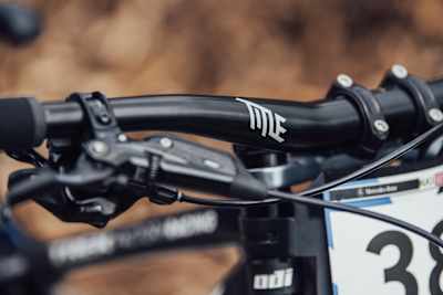 Guidon Title AH1 35 sur le VTT Trek Session de Kade Edwards.