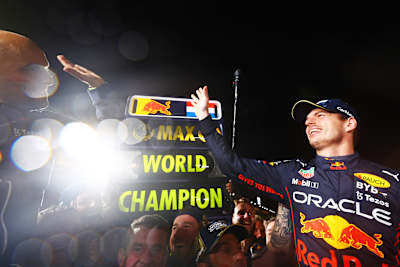 Max Verstappen celebra la consecución del título de Campeón del Mundo de Fórmula 1 2022 en el Gran Premio de Japón el 9 de octubre de 2022.