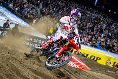 Hunter Lawrence podczas AMA Supercross 2022 w Anaheim 3.