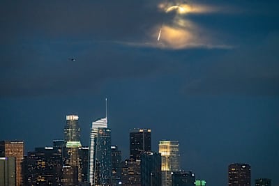 Mike Swanson fliegt mit seinem Wingsuit über Downtown Los Angeles, am 20. März 2019.